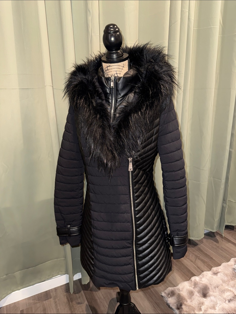 Guess Black Quilted Hooded Puffer Coat with Faux Fur Trim - WORN TWICE - Picture 4 of 9